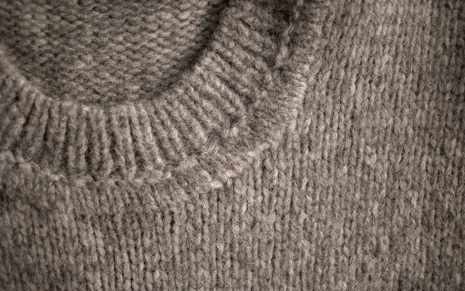 Pull en laine grise posé à plat